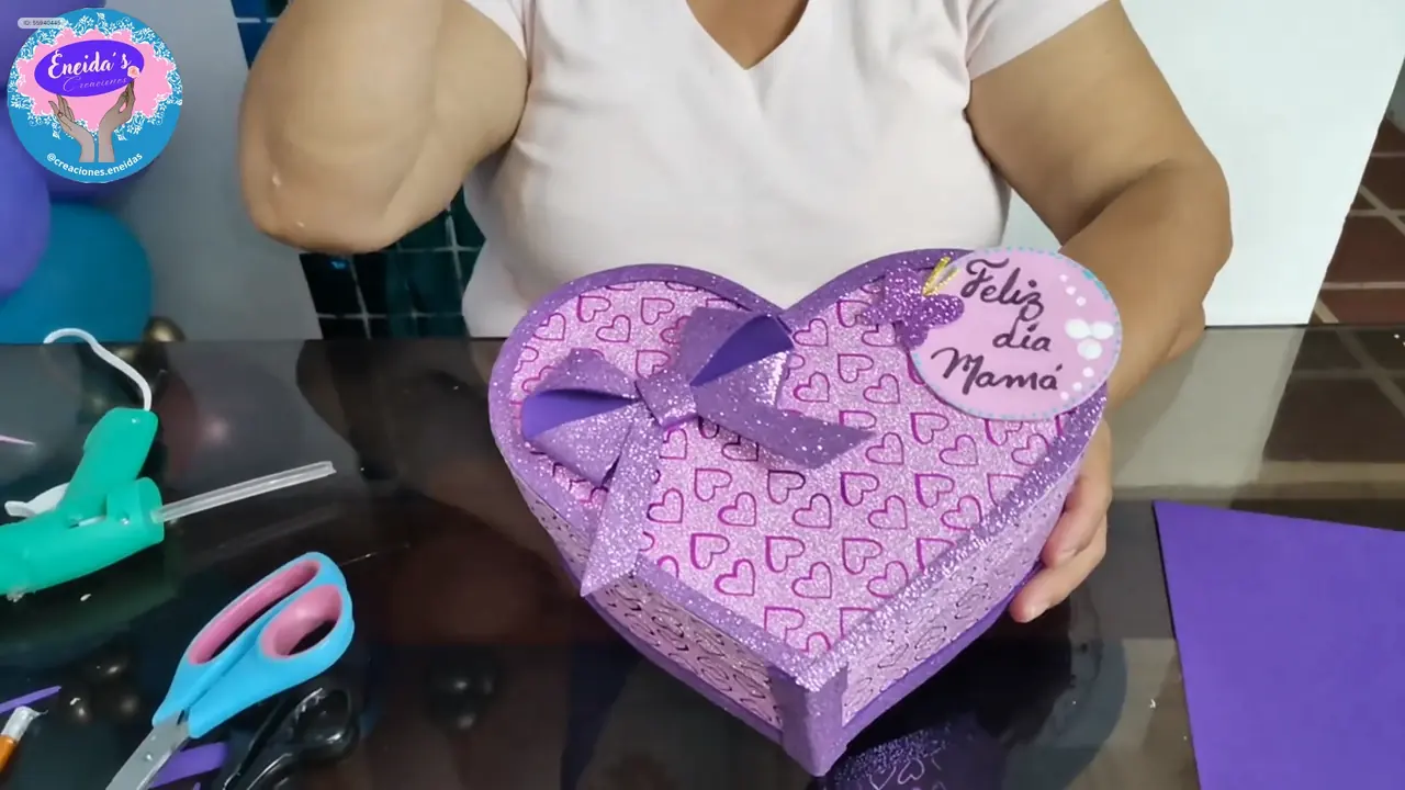 Caja de corazón decorada Feliz Día Mamá