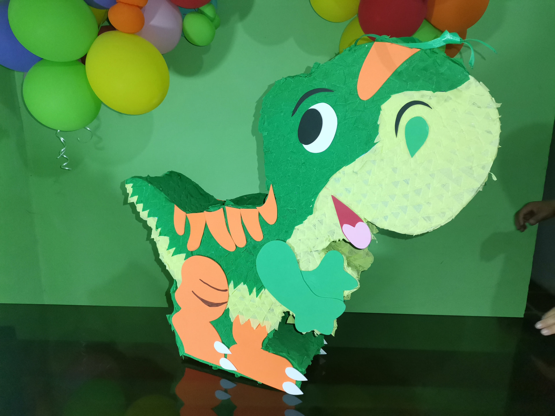 Piñata de silueta hecha con cartón y papel crepé