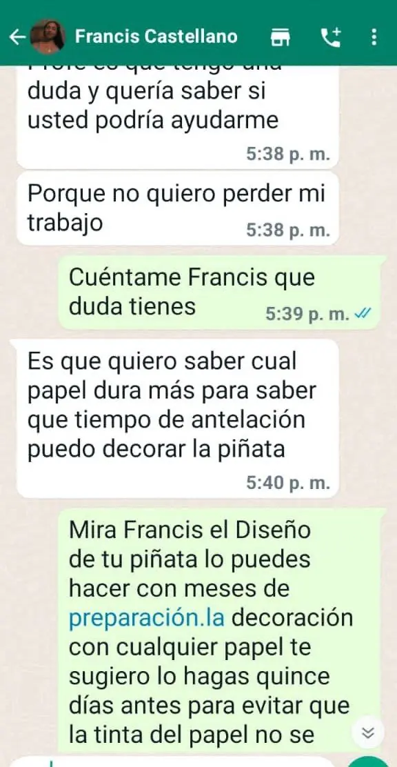 Conversación de WhatsApp con una alumna sobre qué papel dura más para decorar la piñata